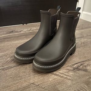 HUNTER Women’s Refined Chelsea Boots.